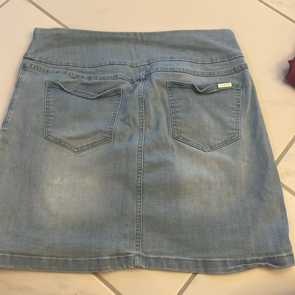 Two pack! Two travel skirts with built in shorts. Size M - Picture 7 of 8